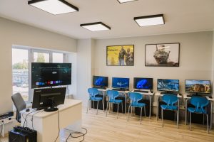 nowoczesna sala gamingowa w szkole SEI w Sieradzu z nowymi komputerami dla uczniow