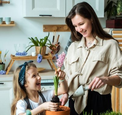 mama i córka sadzą razem kwiaty podczas warsztatów florystycznych