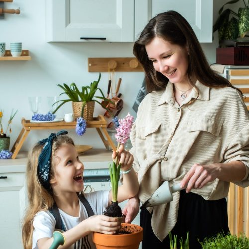 mama i córka sadzą razem kwiaty podczas warsztatów florystycznych