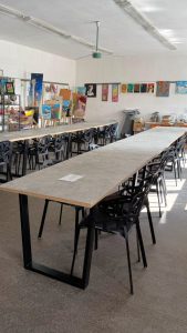 sala lekcyjna krzesła i stoliki pracownia w szkole policealnej w wodzislawiu slaskim